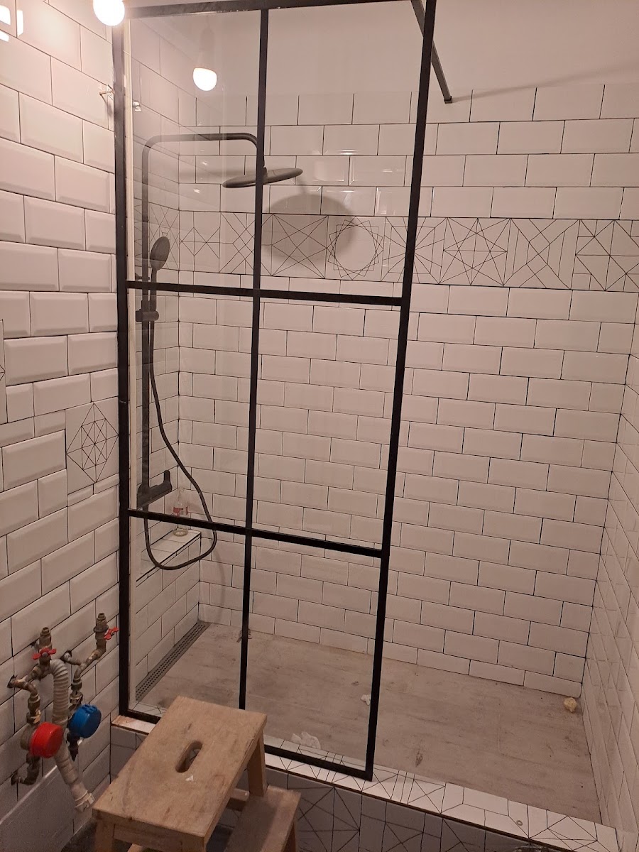 Montaj cabină de duș walk-in — lucrare GBR Best Instal